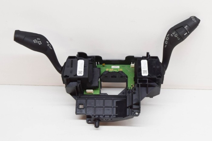 Maneta semnalizare ștergătoare FORD FOCUS III 2016 OEM: AV6T-13335-AE,F1ET-13N064-AC,F1ET-17A553-BA 11501811