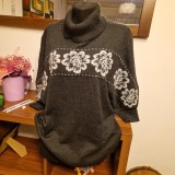 Pulover lung din lana merinos, guler inalt, model floral marime M