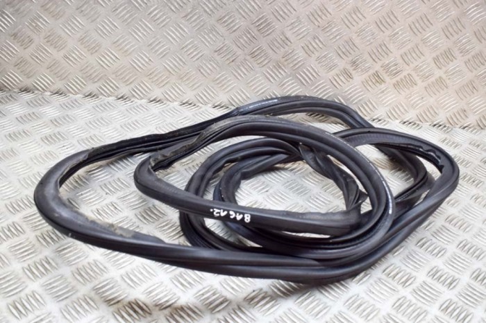 Garnitura de cauciuc haion SKODA OCTAVIA IV NX3, NN3 2022 OEM: 5E6827705D 20814179