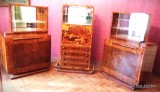 Vitrină veche cu furnir nucă și o garnitur&auml; Art Deco din 4 piese de Sz&uuml;cs K&aacute;lm&aacute;n Satu Mare