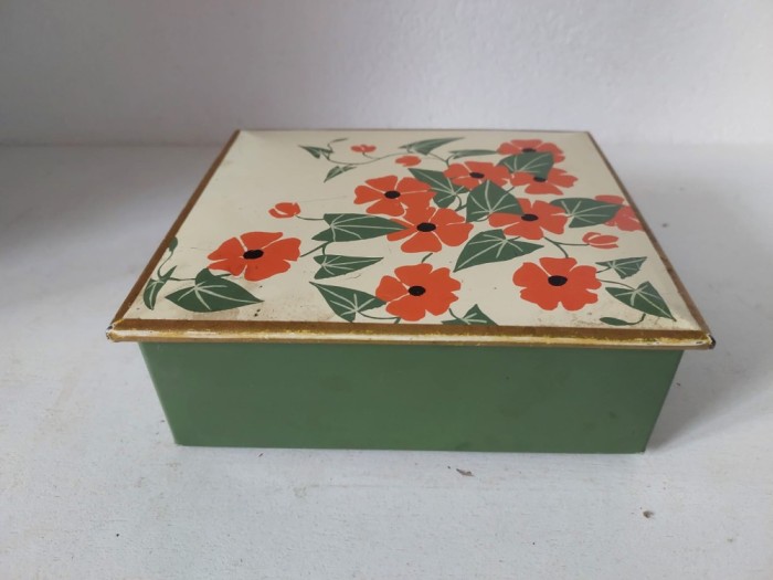 Cutie veche vintage de tabla, de la biscuiti Bahlsen Tet 14.7cm x 12.7cm x 5.4cm, anii 40/50, design cu flori portocalii si frunze verzi