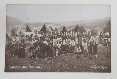 GRUP DE COPII TIGANI IN FATA CORTURILOR , FOTOGRAFIE TIP CARTE POSTALA , 1910 foto