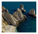 Tablou Canvas, "St&acirc;ncile misterioase de l&acirc;ngă țărmul albastru", St&acirc;nci, Plajă, Mare, Albastru, Natură, Peisaj, Rugozitate, Contrast, Seninătate, Frumu