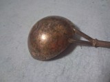 Polonic sau lingura de servire din cupru sau aliaj cu maner decorativ tip rustic artizanal traditional,urme de oxidare si patina