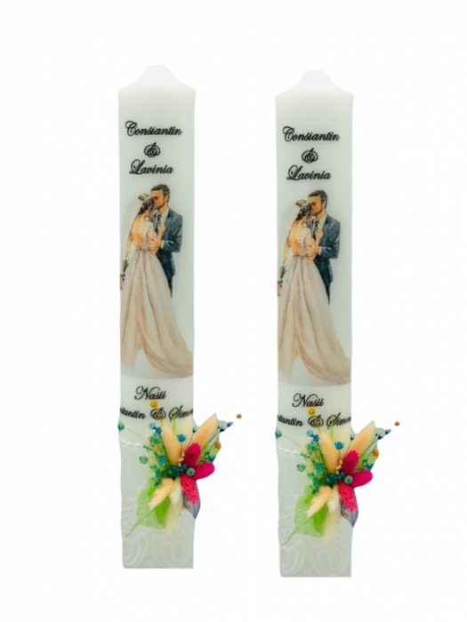 Set lumanari nunta, personalizabile cu nume si data, decorate cu flori uscate si silueta mire si mireasa multicolor