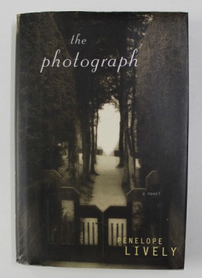 THE PHOTOGRAPH by PENELOPE LIVELY , 2003 foto