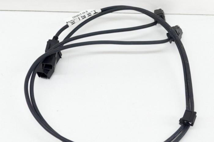 Port USB/AUX-In TESLA MODEL S 2017 OEM: 1004815-08-B 14340410