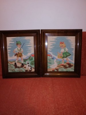 Pereche Tablou cusut goblenvechi inramat cusut manual fata baiat in costum Tirolez rama masiva 56x46 cm foto