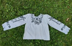 Ie / camasa femeiasca veche (costum popular), din panza graosa de casa brodata de mana cusatura cu ata neagra, in cruciulita