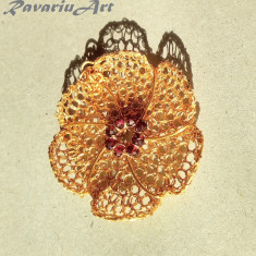 B37. Pandantiv floare din sarma aurie crosetata cu granate, Unicat, Nunti, Lux