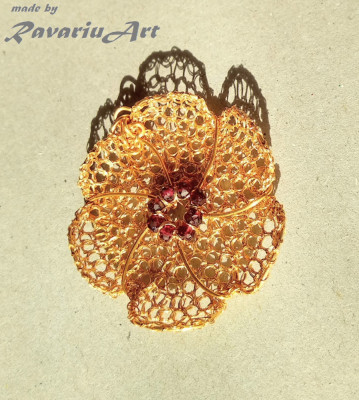 B37. Pandantiv floare din sarma aurie crosetata cu granate, Unicat, Nunti, Lux foto