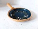 Farfurie ceramica cu coada, rustic taranesc, glazurata, decorata cu flori