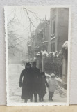 BUCURESTI , FAMILIE CU COPII PE STRADA , IARNA , FOTOGRAFIE TIP CARTE POSTALA , MONOCROMA, NECIRCULATA , DATATA IANUARIE 1938