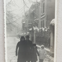 BUCURESTI , FAMILIE CU COPII PE STRADA , IARNA , FOTOGRAFIE TIP CARTE POSTALA , MONOCROMA, NECIRCULATA , DATATA IANUARIE 1938