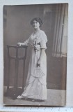 Cumpara ieftin Portret feminin cu evantai &ndash; Foto-Cosmu București 1912 &ndash; dedicație manuscrisă