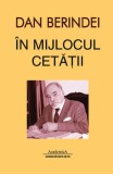&Icirc;n mijlocul cetăţii - Paperback brosat - Dan Berindei - Comunicare.ro