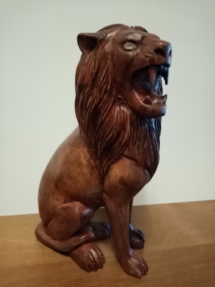 Sculptura leu din lemn masiv o lucrare de o foarte mare finețe