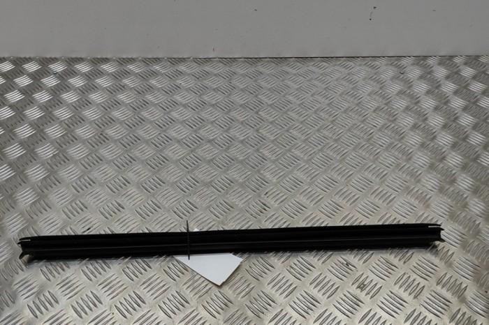 Chedar geam ușă dreapta spate PORSCHE CAYENNE 92A 2016 OEM: 7P0839472C 22814585