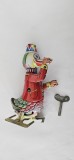 DR.DUCK. O jucărie chinezeasca de tablă cu mecanism de &icirc;ntoarcere. anii 1960-1970 . &Icirc;ncă funcționează bine , inaltime 16 cm .FOARTE RARA !