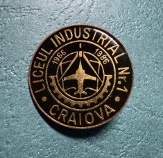 Insigna Liceul Industrial Nr. 1 Craiova 1966 1986 varianta neagra