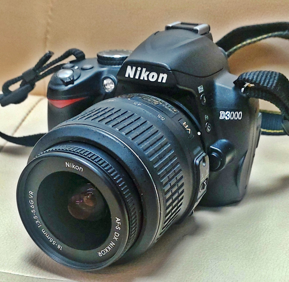 Aparat foto DSLR Nikon D3000, obiectiv 18-55 VR + geanta, garantie | arhiva  Okazii.ro