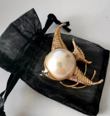 Brosa peste /Martisor perla inox PLACAT AUR 18K si Swarovski