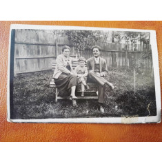 Fotografie tip Carte Postala, familie in curtea casei, 1937, necirculata