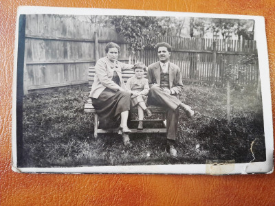 Fotografie tip Carte Postala, familie in curtea casei, 1937, necirculata foto