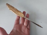 Pix metalic in forma de pana de scris, metal auriu, 20cm lungime, vintage