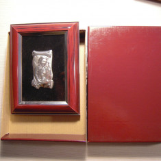 Iconita metalica montata in rama (in cutie de cadou) dim. 4x8cm, rama 13x17