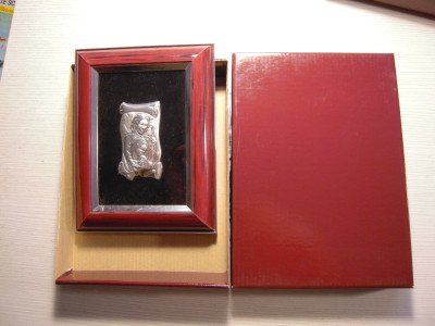 Iconita metalica montata in rama (in cutie de cadou) dim. 4x8cm, rama 13x17 foto