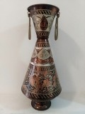 Superba amfora din cupru gravata integral manual cu anse din bronz, perioada anilor 1960,piesa cu o lucrătură de o foarte mare finețe