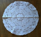 FATA DE MASA CIRCULARĂ VINTAGE DIN BUMBAC CU MODEL BRODERIE SPARTA