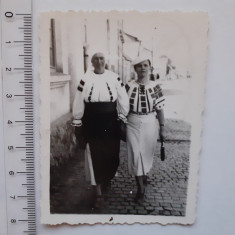 Fotografie cu 2 femei din Toplița în costume populare în 1937
