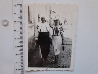 Fotografie cu 2 femei din Toplița &amp;icirc;n costume populare &amp;icirc;n 1937 foto