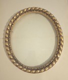 Rama ovala din lemn cu stucatura aurita, 29 x 34 cm