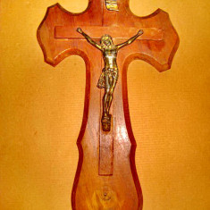9203-Crucifix mare antic lemn nuc masiv si bronz cca 1900.