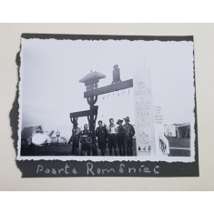 CERCETASI IN UNIFORMA LANGA &#039; POARTA ROMANIEI &#039; , LA INTRAREA UNEI TABERE , FOTOGRAFIE , INTERBELICA
