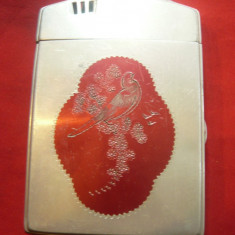 Tabachera cu Bricheta China anii '60 frumos ornamentata , dim.=11x8cm