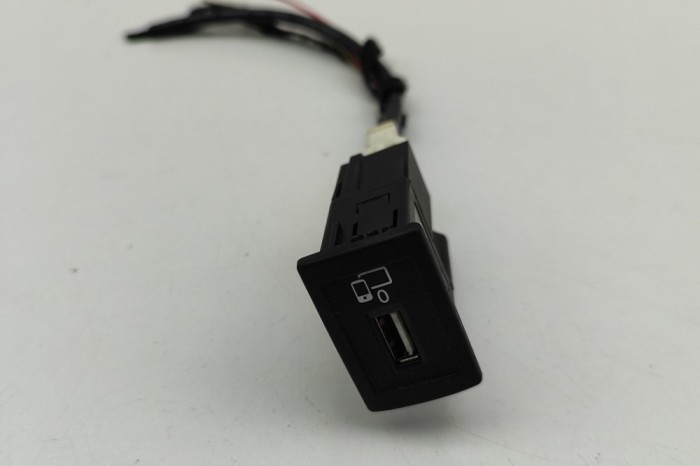 USB MERCEDES-BENZ C Coupe C205 2020 OEM: A2058202003 | 32055099