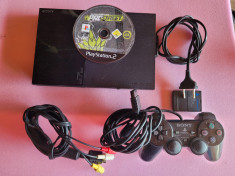 Play Station 2 - cu un controler si un joc foto