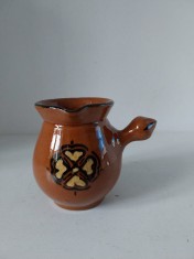 Vas ceramic lut, cana cu cioc si maner special, hand made, pictat manual, 10cm inaltime