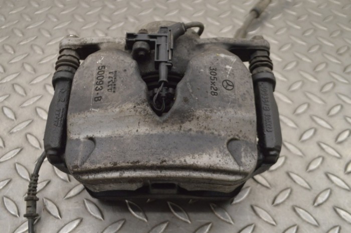 Etrier de fr&acirc;nă dreapta față MERCEDES-BENZ C W205 2017 OEM: A20504 15315905