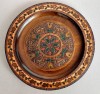 Farfurie decorativa cu motive florale si inimi, lemn pirogravat si pictat manual