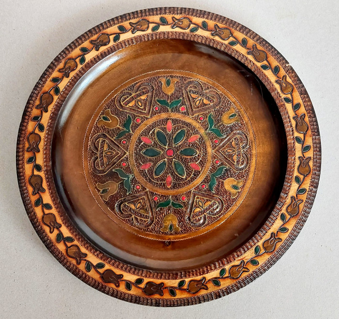 Farfurie decorativa cu motive florale si inimi, lemn pirogravat si pictat manual