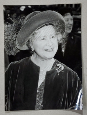 THE QUEEN MOTHER ELIZABETH AT WESTFIELD COLLEGE , LONDON , FOTOGRAFIE DE PRESA , ANII &amp;#039; 70 - &amp;#039; 80 foto