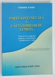 PARTEA INTUNECATA A CAUTATORILOR DE LUMINA de DEBBIE FORD , 2001