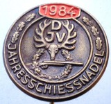 II.171 GERMANIA STICKPIN TIR VANATOARE TROFEU CERB DJV JAHRESSCHLIESSNADEL 1984