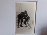 Fotografie 6/9 cm cu tineri lupt&acirc;ndu-se &icirc;n joacă &icirc;n 1967