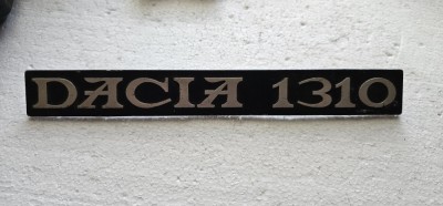 EMBLEMA DACIA 1310 . PENTRU PORTBAGAJ SPATE . foto